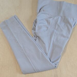 51 NWT HALARA Soft Gray Butt Lifting High Wasted Leggings Sz Md